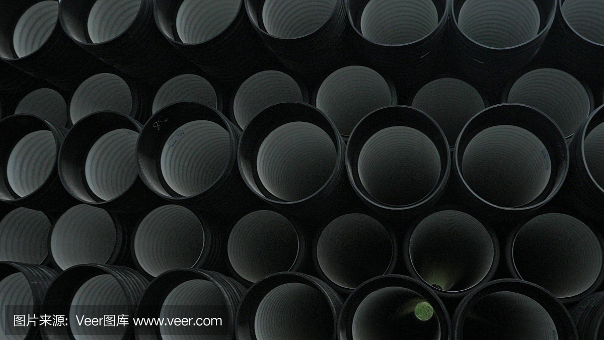 成品塑料管倉庫,工業戶外儲存場地。生產塑料水管的工廠。